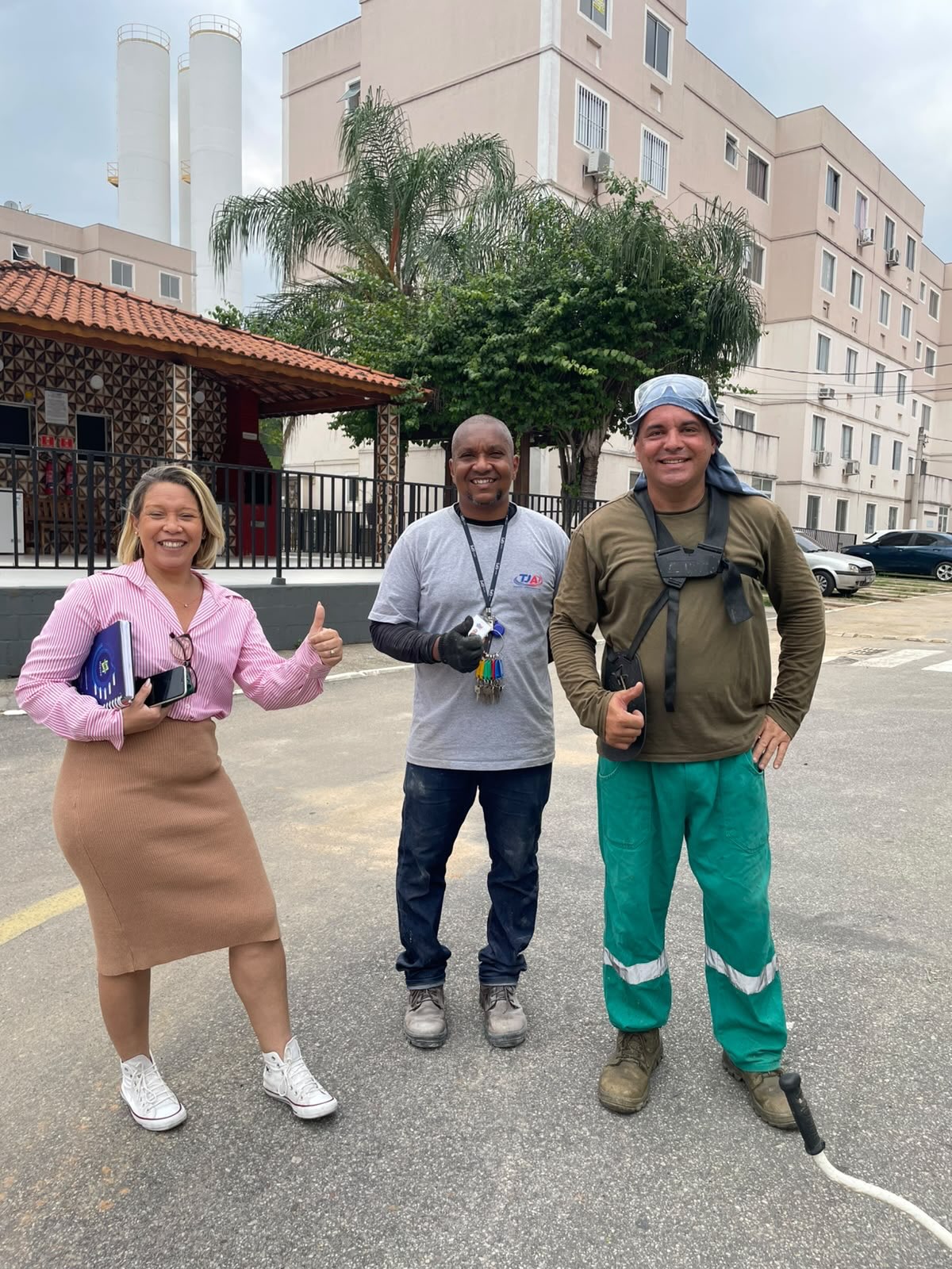Diretoria e profissionais da TJA reunidos em uma visita à operação de um condomínio